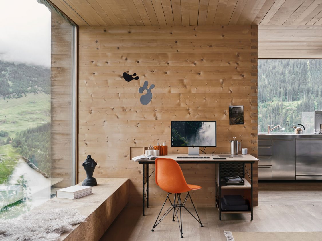 Vitra Back to School – Eames Desk Unit mit Eames Fiberglass Side Chair