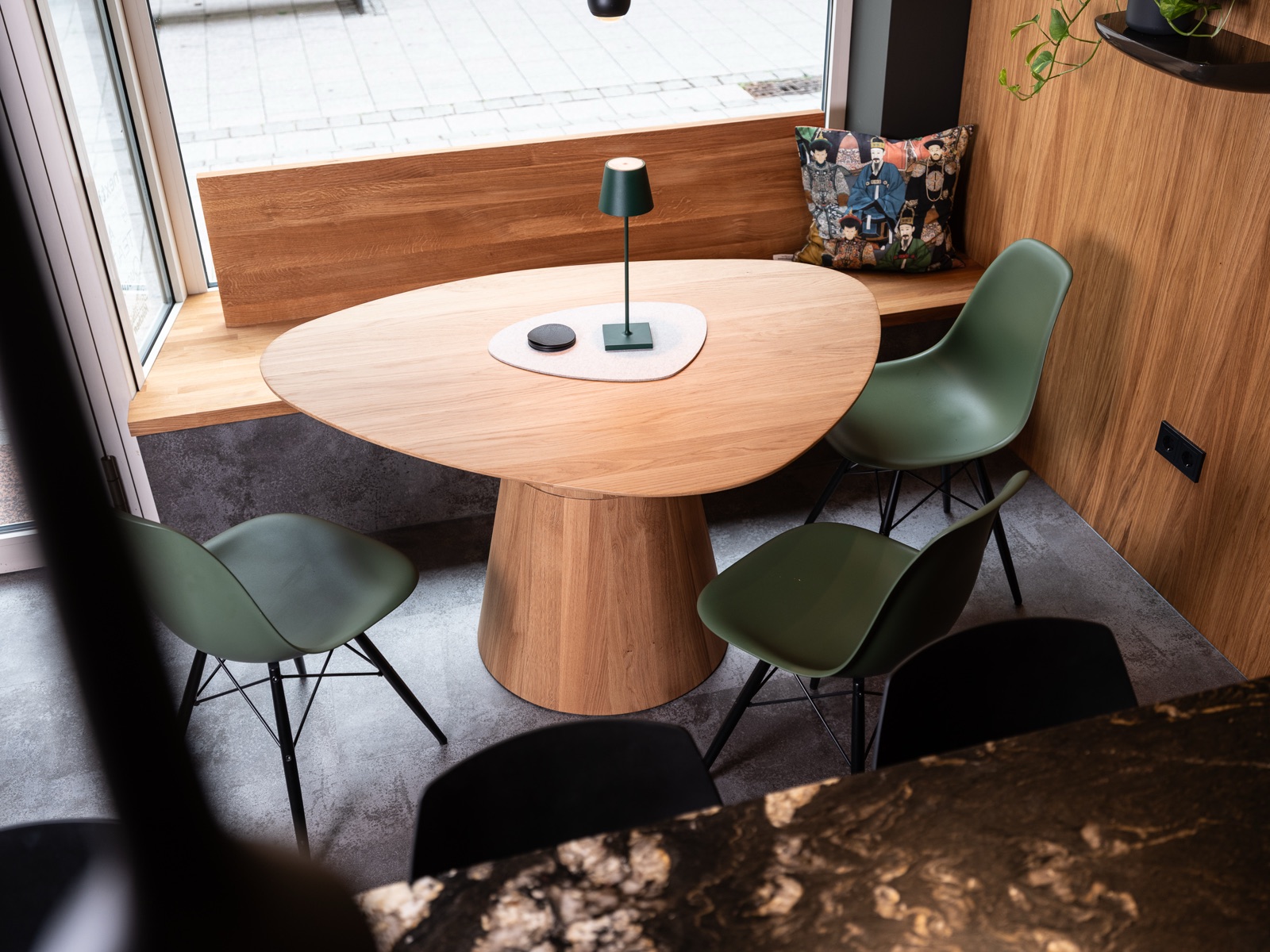 nebenan &ndash; gem&uuml;tlicher Nischentisch am Fenster mit Eames-St&uuml;hlen