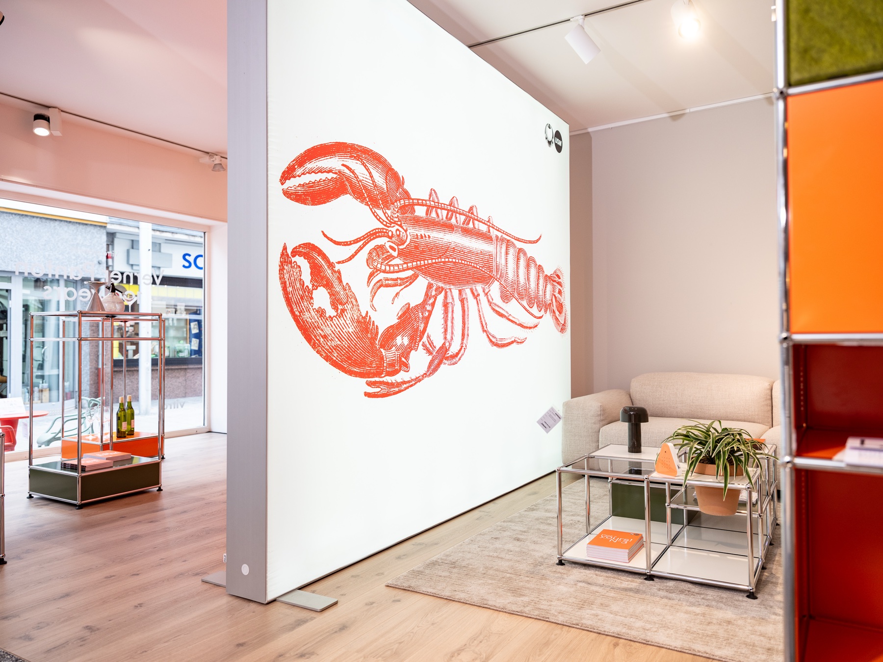 USM Roadshow bei Huthmacher – USM Haller Lounge mit Hummer-Wandgrafik