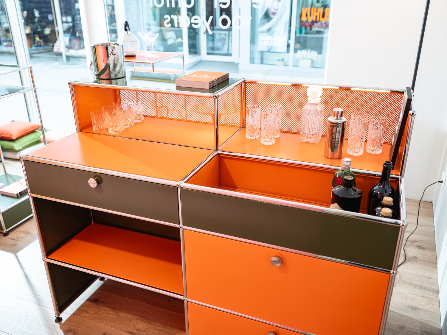 USM Haller Sideboard in Orange mit Bar-Accessoires