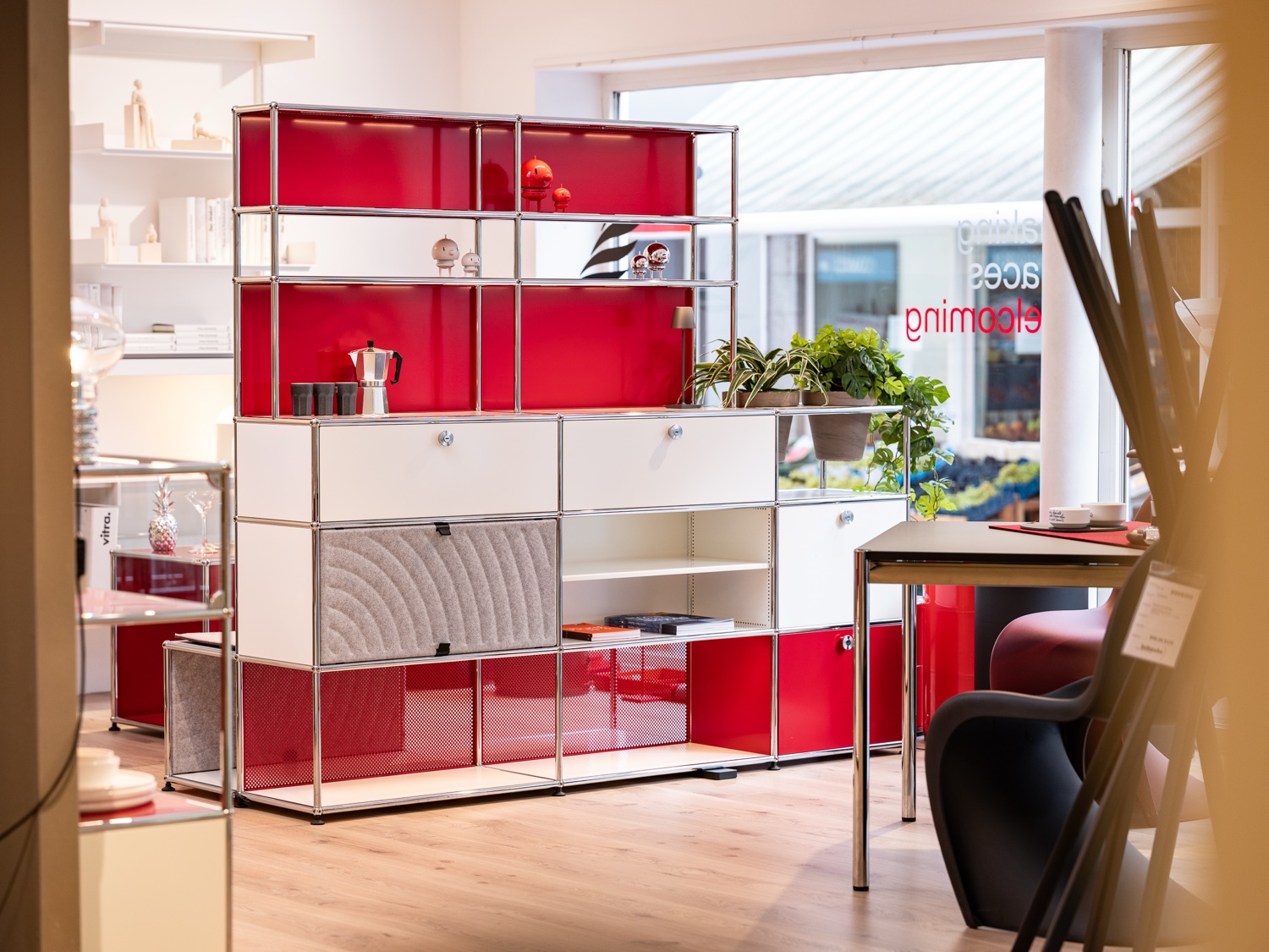 USM Haller Regal in Rot, Weiß und Orange im Ausstellungsraum