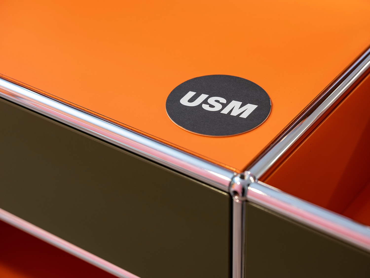 USM Logo auf USM Haller Element